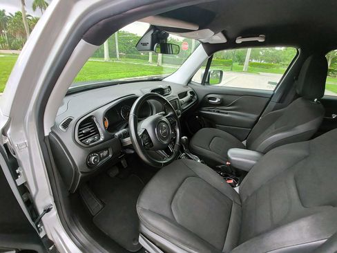 Used 2017 Jeep Renegade Altitude FWD image 24
