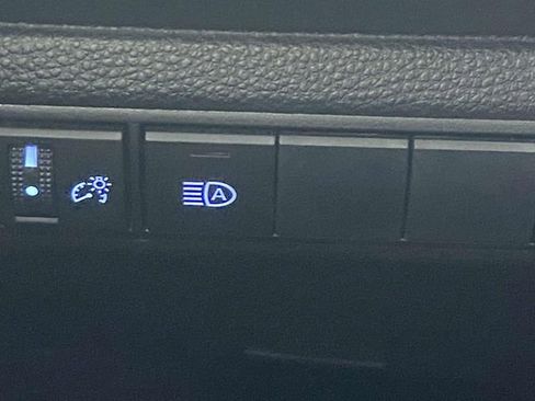 Used 2020 Toyota Corolla LE image 29