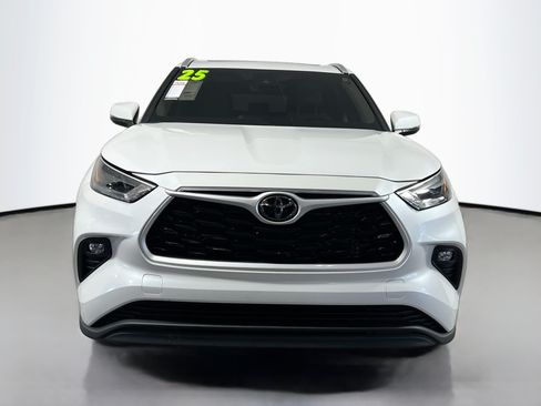 Used 2024 Toyota Highlander XLE FWD image 11