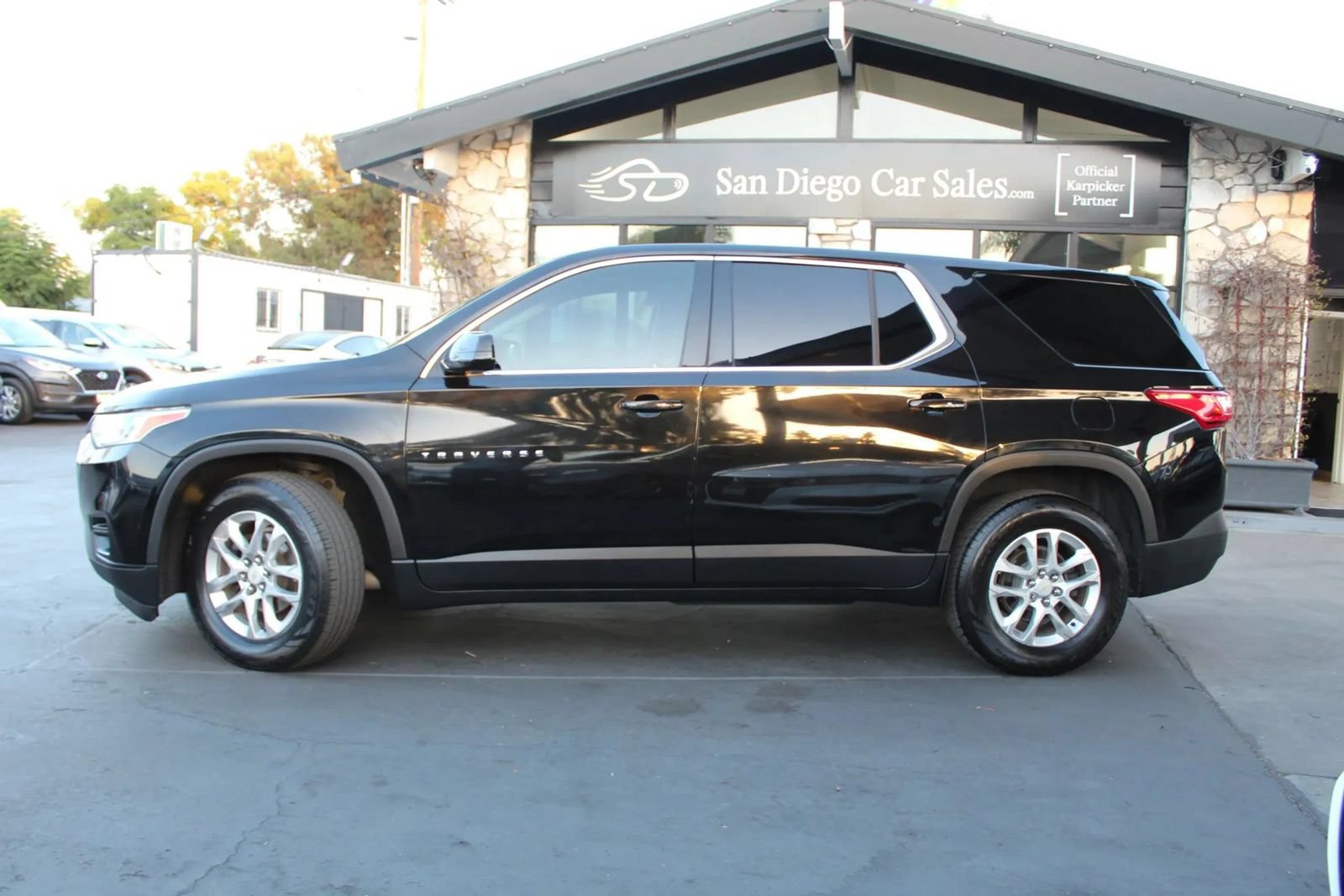 Used 2018 Chevrolet Traverse LS FWD image 2
