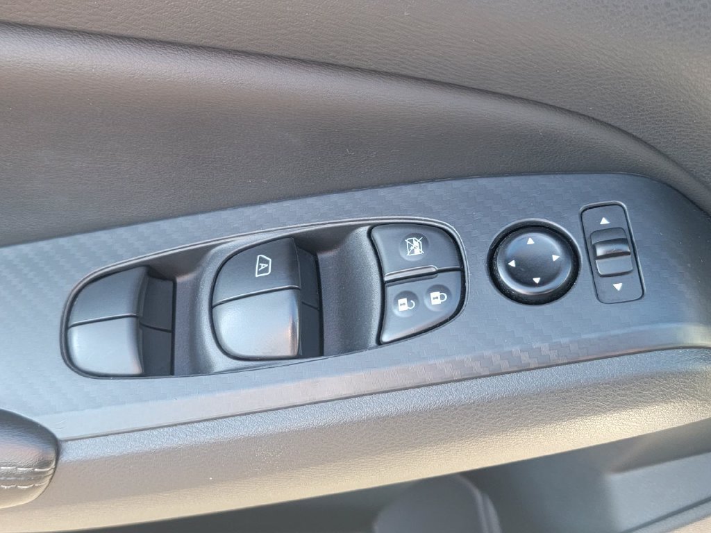 Used 2025 Nissan Altima 2.5 SV FWD image 33
