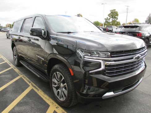 Used 2023 Chevrolet Suburban LT w/ Luxury Package image 7