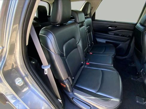 Used 2022 Nissan Pathfinder SL FWD image 19