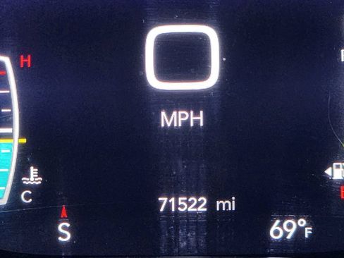 Used 2024 Chrysler Pacifica Touring-L FWD image 16