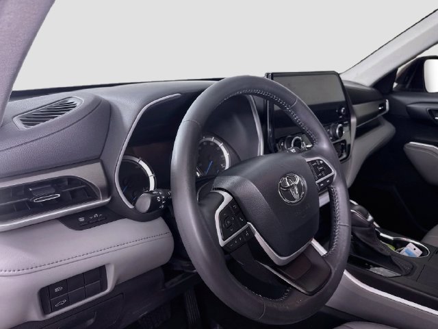 Used 2023 Toyota Highlander XLE AWD/4WD image 9