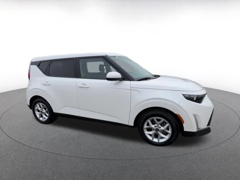 Used 2025 Kia Soul LX w/ LX Technology Package image 2