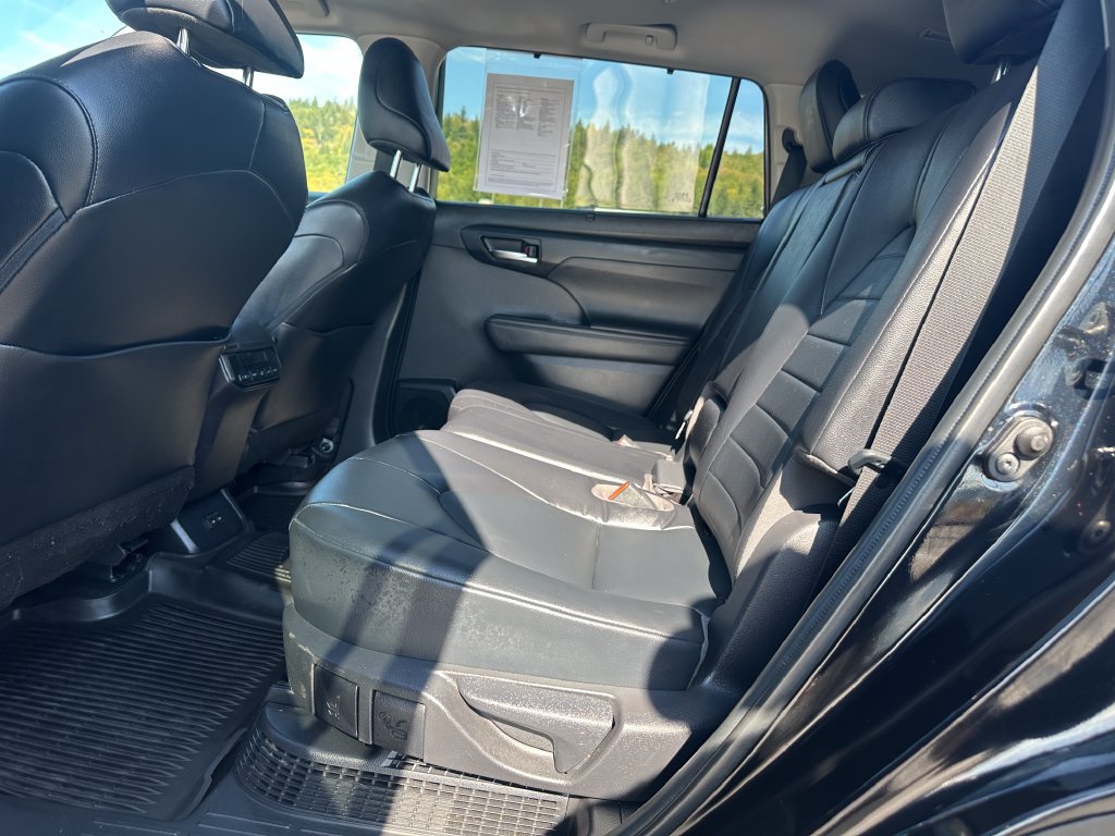 Used 2022 Toyota Highlander XLE AWD/4WD image 14
