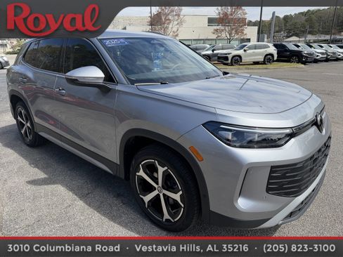 Used 2025 Volkswagen Tiguan SE image 3