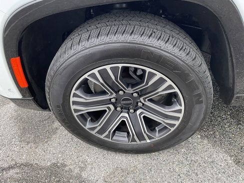 Used 2025 Jeep Wagoneer Series II image 4