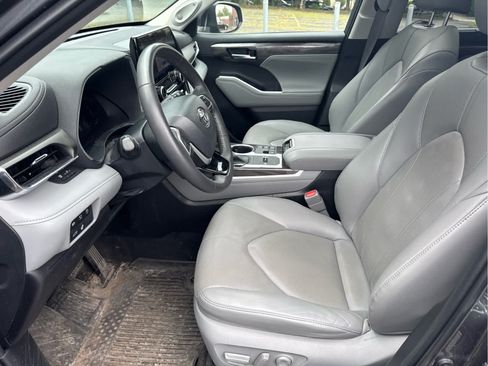 Used 2023 Toyota Highlander Limited FWD image 17
