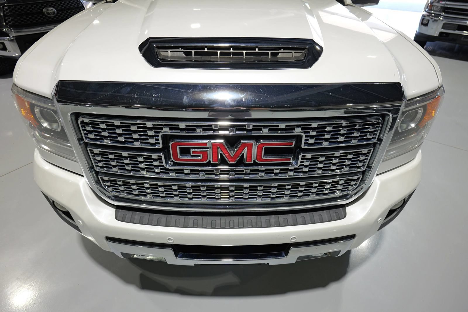 Used 2018 GMC Sierra 2500 Denali w/ Duramax Plus Package AWD/4WD image 10