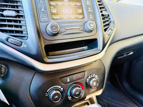 Used 2014 Jeep Cherokee Sport image 38