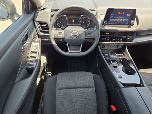 Used 2025 Nissan Rogue SV FWD image 11