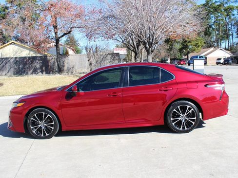 Used 2018 Toyota Camry SE image 1