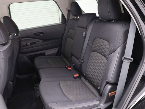 Used 2024 Nissan Pathfinder SV image 11