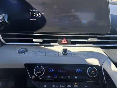 Used 2024 Hyundai Elantra Limited image 28