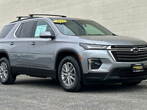 Used 2023 Chevrolet Traverse LT image 2