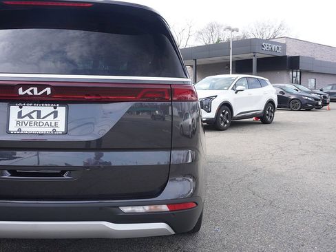 Used 2024 Kia Carnival EX FWD image 16