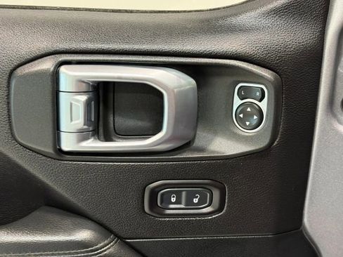 Used 2019 Jeep Wrangler Unlimited Sahara image 12