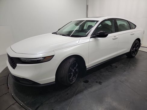 Certified 2025 Honda Accord SE image 3