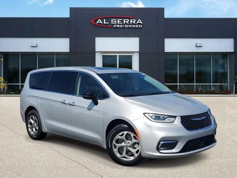 Used 2024 Chrysler Pacifica Limited AWD/4WD image 1