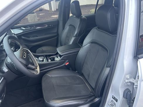 Used 2023 Jeep Grand Cherokee Altitude image 6