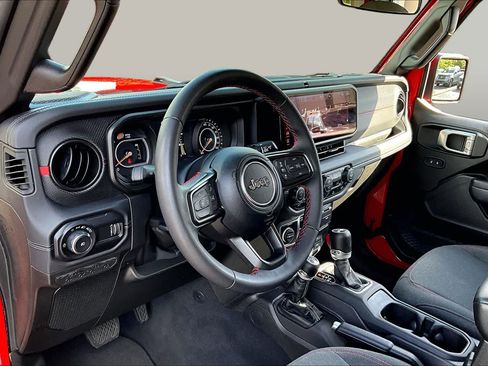Used 2025 Jeep Wrangler Unlimited Rubicon AWD/4WD image 17