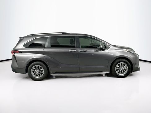 Used 2022 Toyota Sienna XLE w/ XLE Plus Package FWD image 4