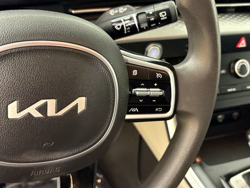 Used 2022 Kia Carnival LX image 21