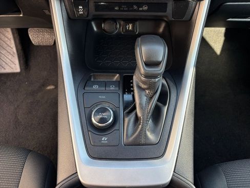 Used 2025 Toyota RAV4 LE image 41