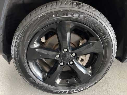 Used 2022 Jeep Grand Cherokee L Laredo image 5