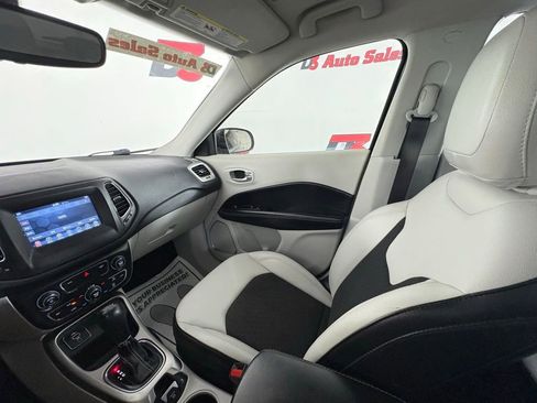 Used 2019 Jeep Compass Latitude FWD image 28