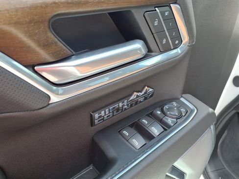Certified 2025 Chevrolet Silverado 1500 High Country AWD/4WD image 11