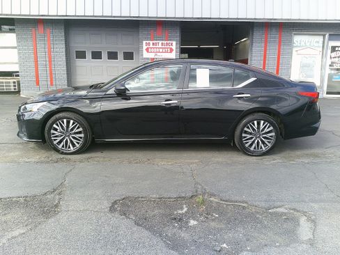 Used 2025 Nissan Altima 2.5 SV FWD image 15
