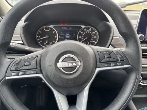 Used 2025 Nissan Altima 2.5 SV FWD image 28