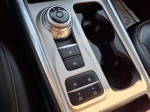 Used 2021 Ford Explorer XLT w/ Equipment Group 202A image 9