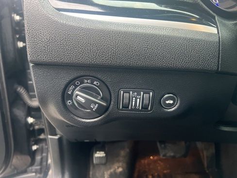 Used 2018 Chrysler 300 S image 23