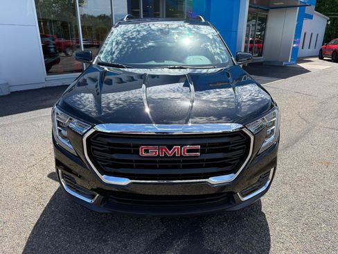 Used 2024 GMC Terrain SLE w/ Driver Convenience Package FWD image 2