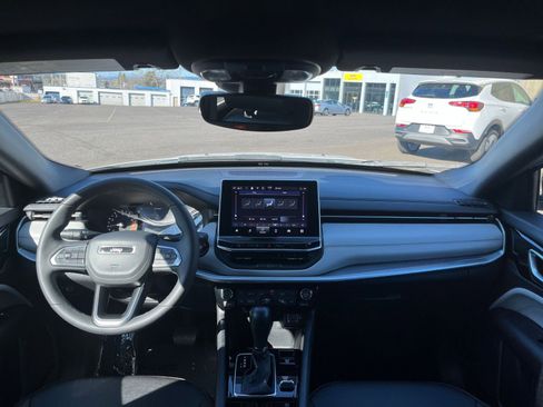 Used 2025 Jeep Compass Limited image 35