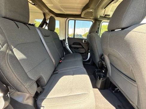 Used 2025 Jeep Wrangler Unlimited Sahara AWD/4WD image 15