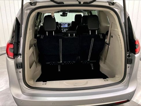 Used 2024 Chrysler Pacifica Touring-L FWD image 39