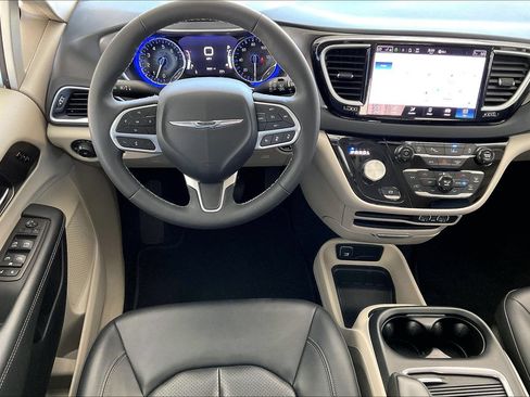 Used 2024 Chrysler Pacifica Touring-L FWD image 8