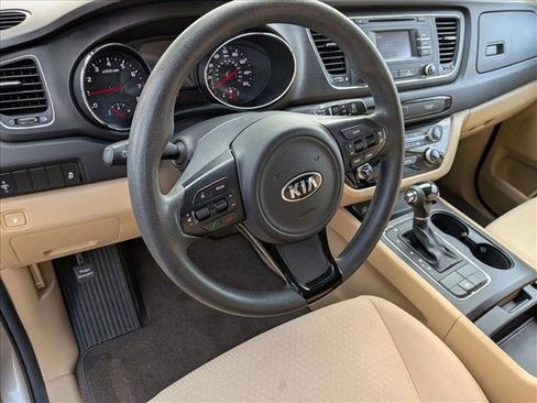 Used 2017 Kia Sedona LX image 10