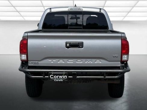 Used 2017 Toyota Tacoma TRD Off-Road AWD/4WD image 15