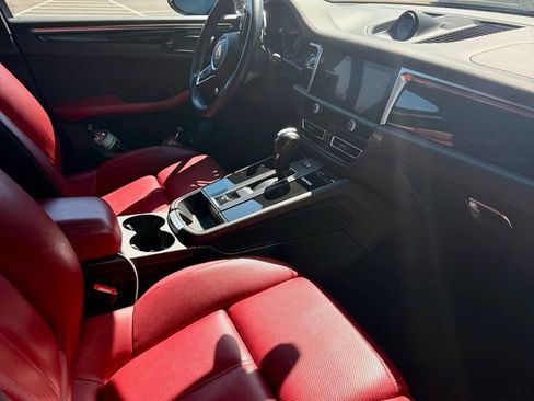 Used 2023 Porsche Macan AWD/4WD image 2
