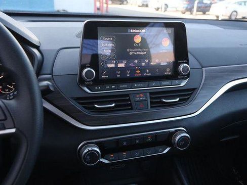 Used 2025 Nissan Altima 2.5 SV image 15