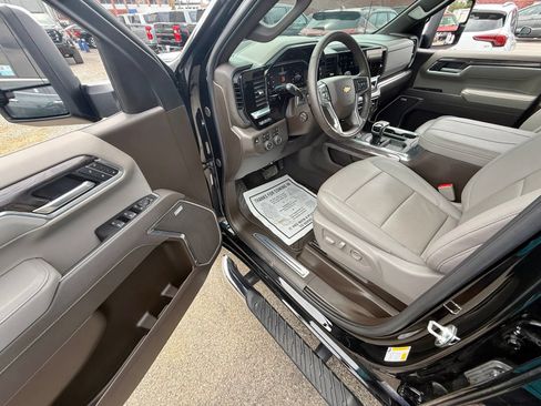 Used 2025 Chevrolet Silverado 1500 LTZ w/ LTZ Premium Package AWD/4WD image 19