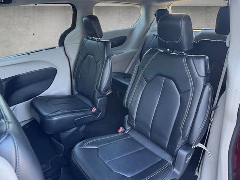 Used 2024 Chrysler Pacifica Touring-L image 22