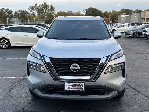 Used 2022 Nissan Rogue SV w/ SV Premium Package image 2