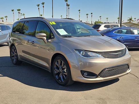 Used 2018 Chrysler Pacifica Touring-L FWD image 3